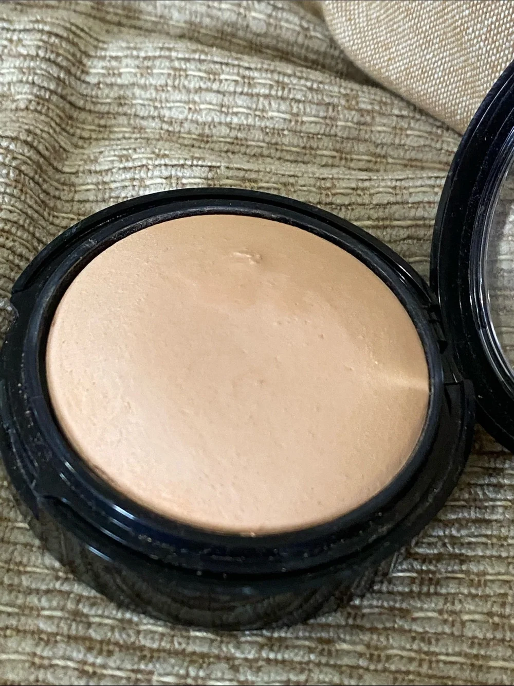 Laura Geller light beige